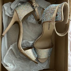 I’m selling these brand new heels i got . They are a 6.5 in women .